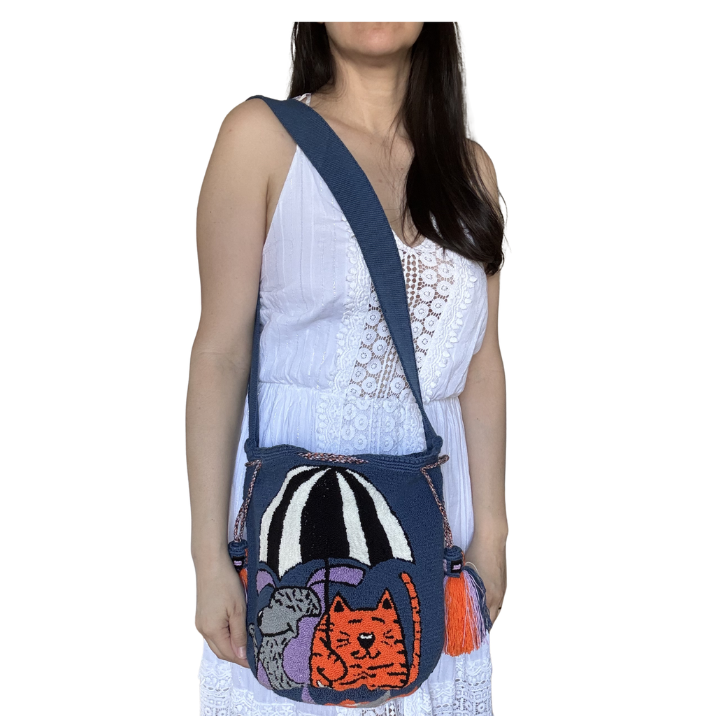 Handmade Wayuu Animal Story Bag – Cat & Dog Under Umbrella, Navy Blue Mochila Crossbody