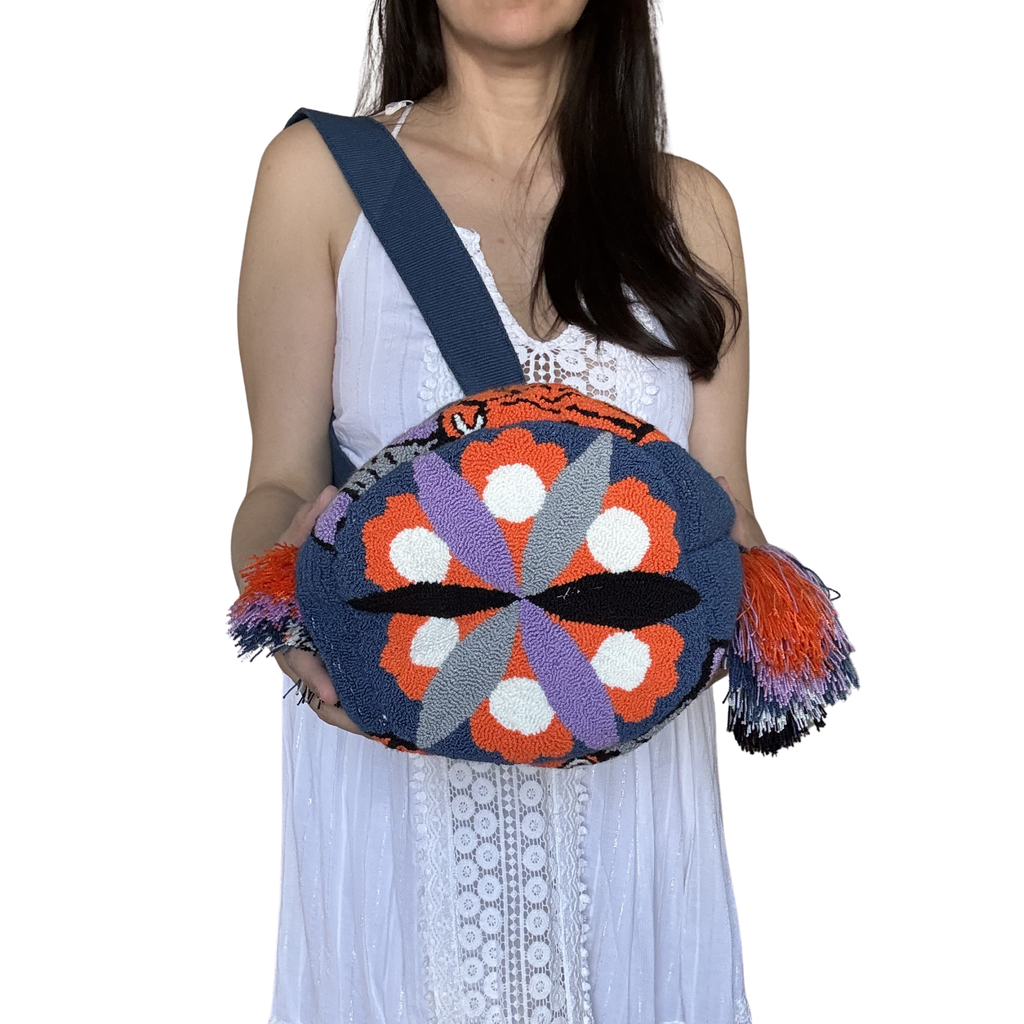 Handmade Wayuu Animal Story Bag – Cat & Dog Under Umbrella, Navy Blue Mochila Crossbody